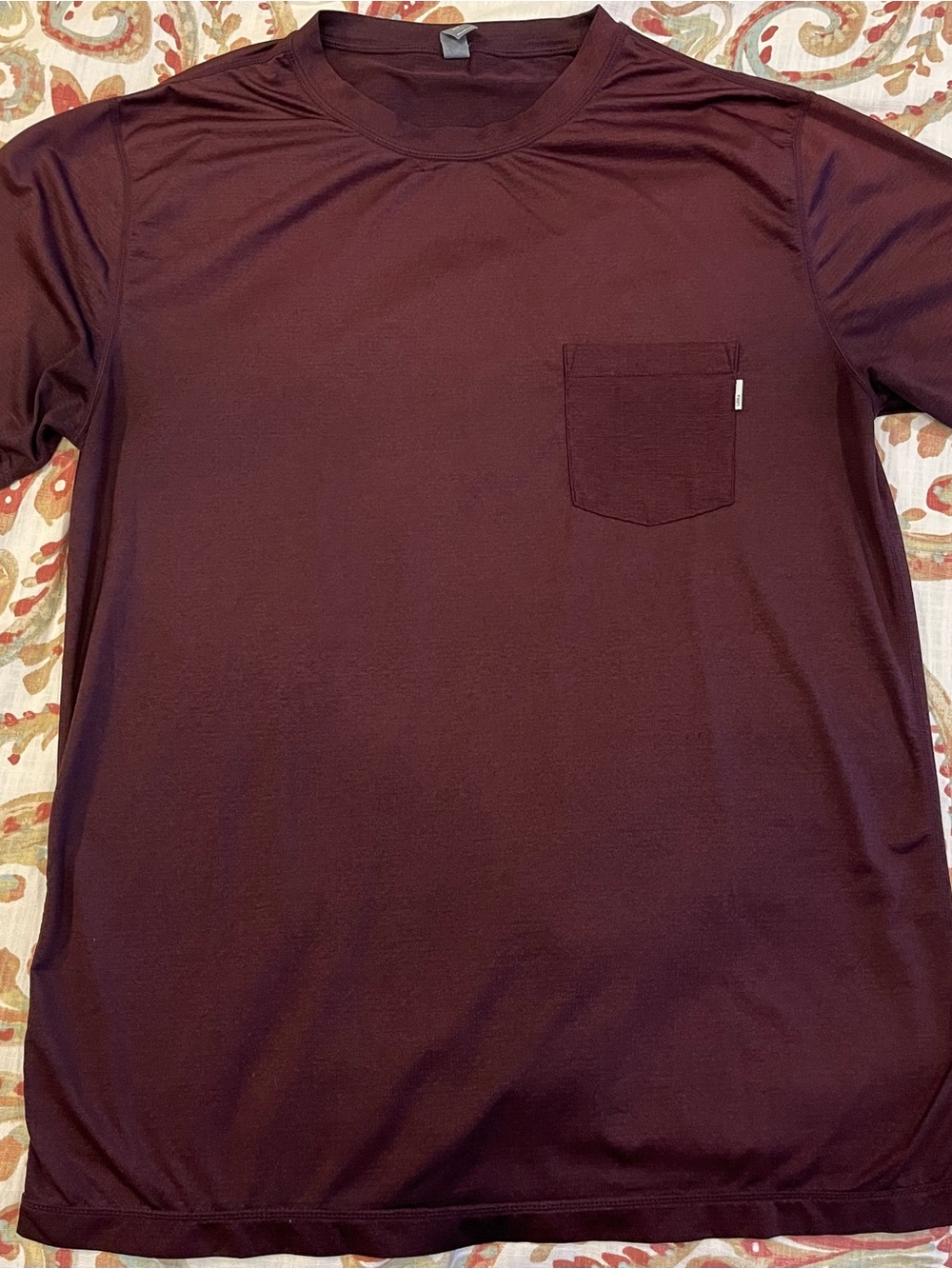 Vuori Tradewind Performance Pocket T Shirt Men Size M Maroon Stretch V109